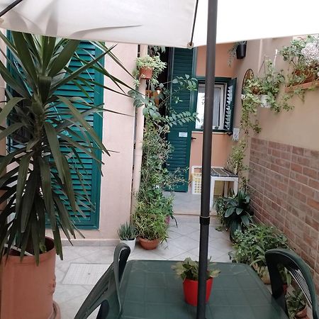 Il Piccolo Eden - Private Garden Apartment Livorno Bagian luar foto