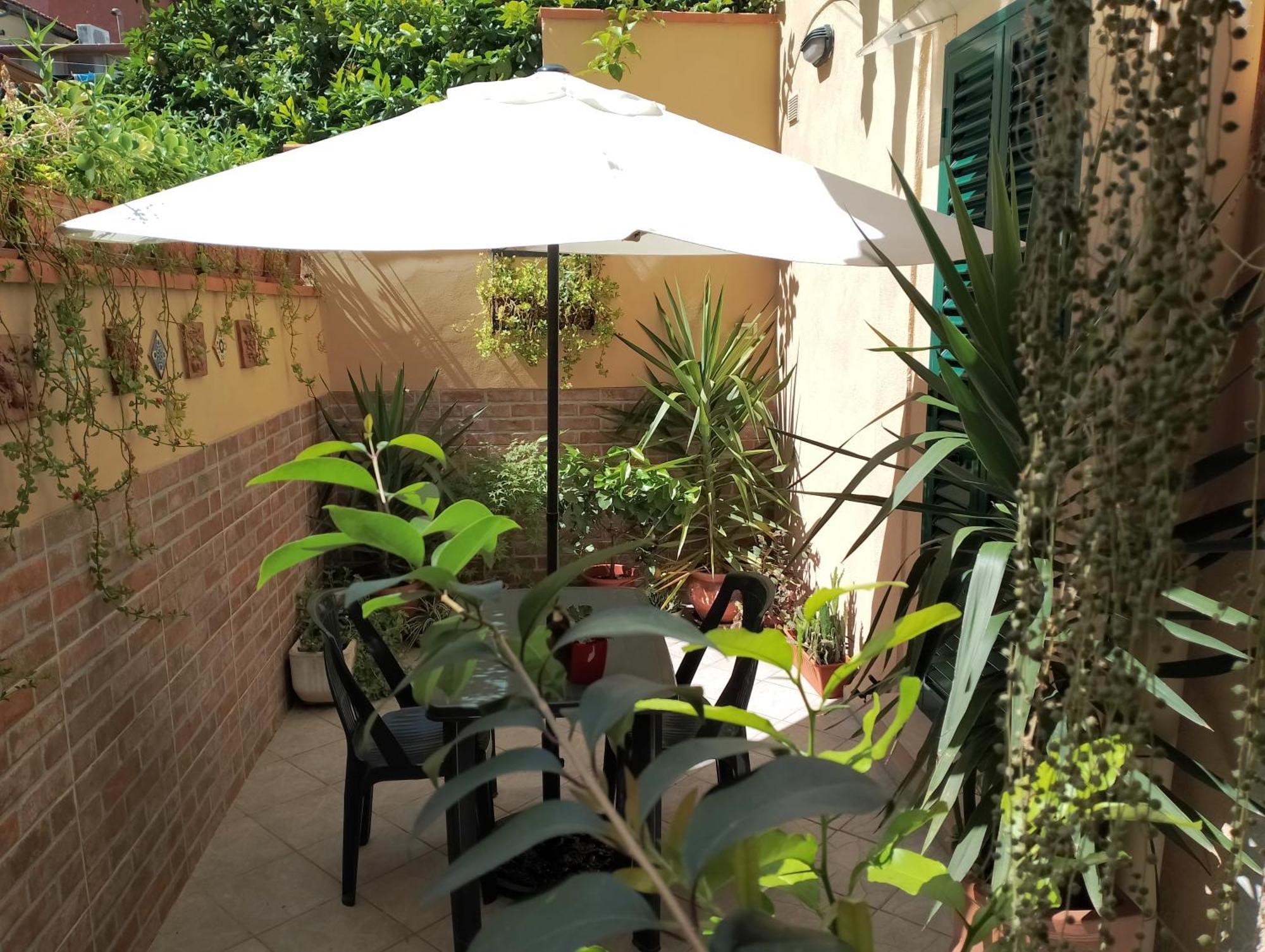 Il Piccolo Eden - Private Garden Apartment Livorno Bagian luar foto